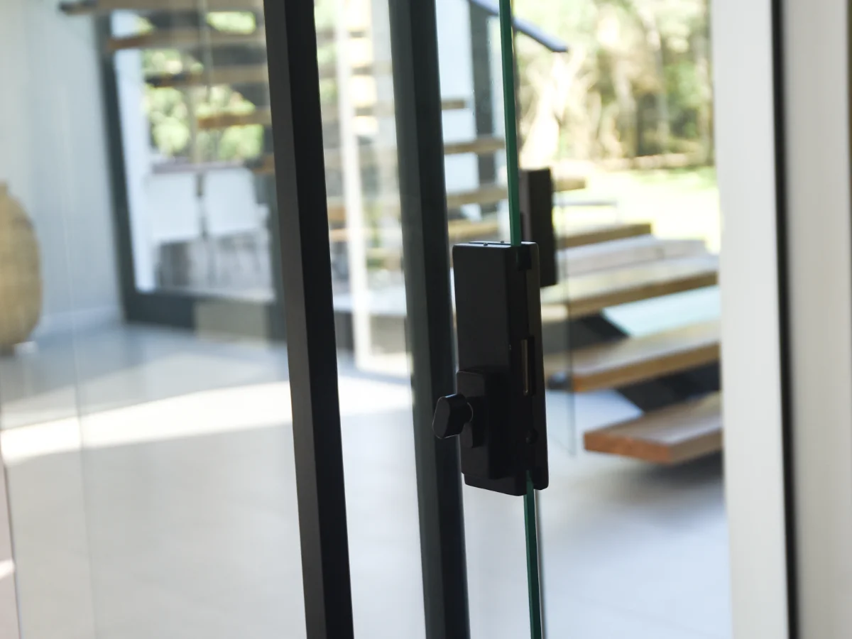 Stainless Steel Handle - Ergonomic stainless steel design