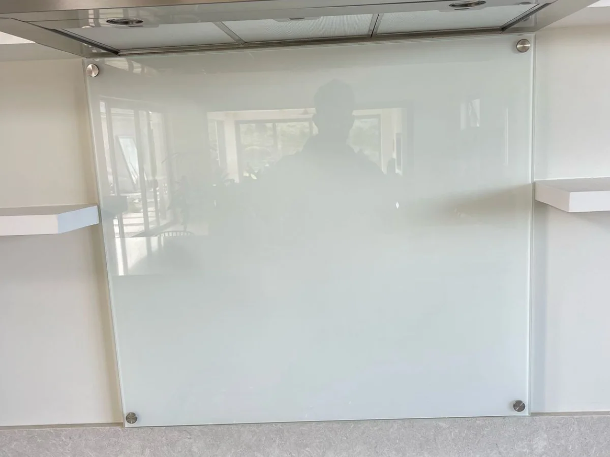 Sleek Splashback Design - Seamless color-matched glass