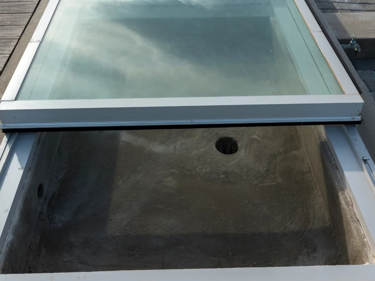 Motorised Roof Window - Remote operated ventilation skylight