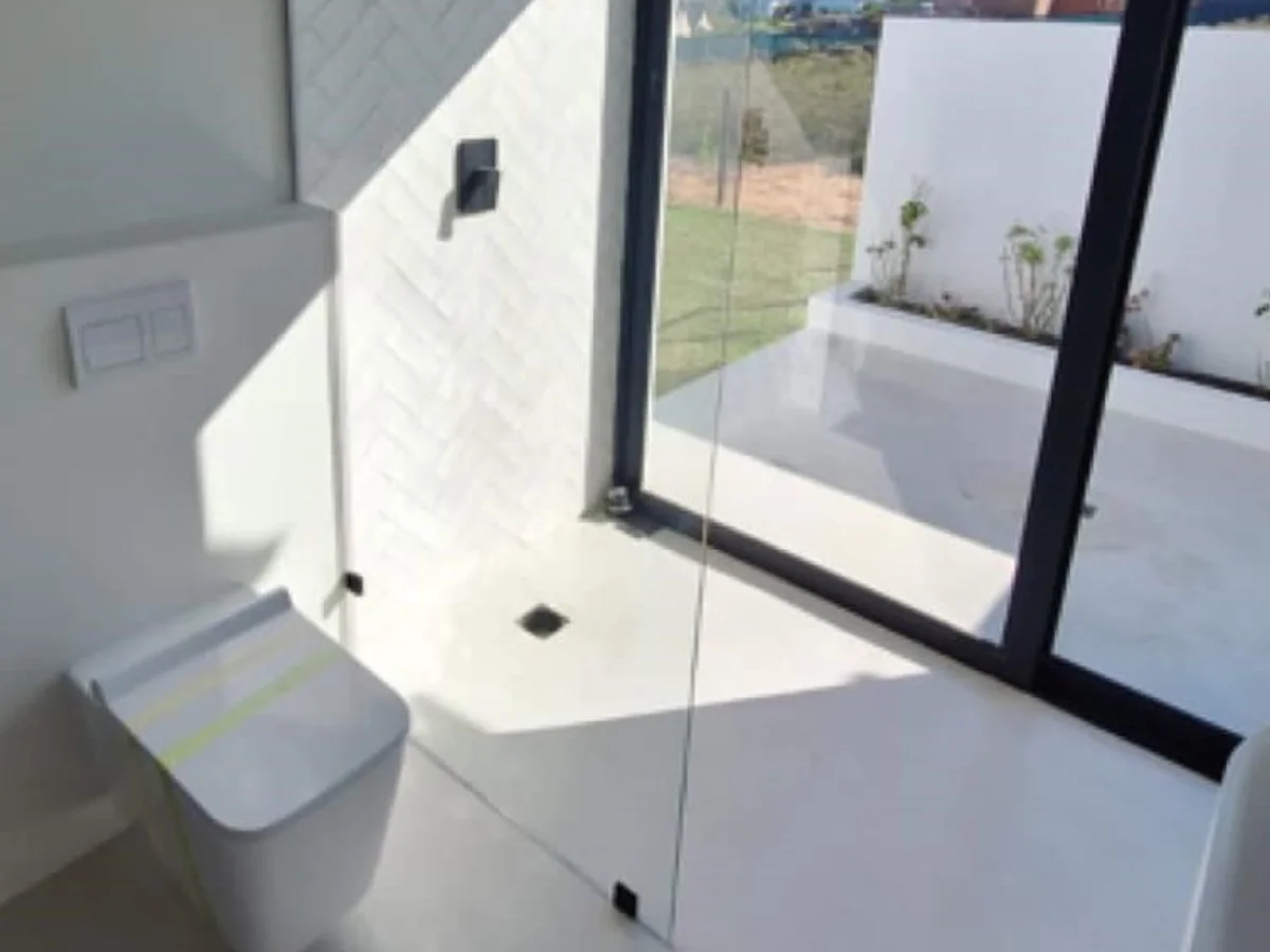 Showers - Garden Courtyard View